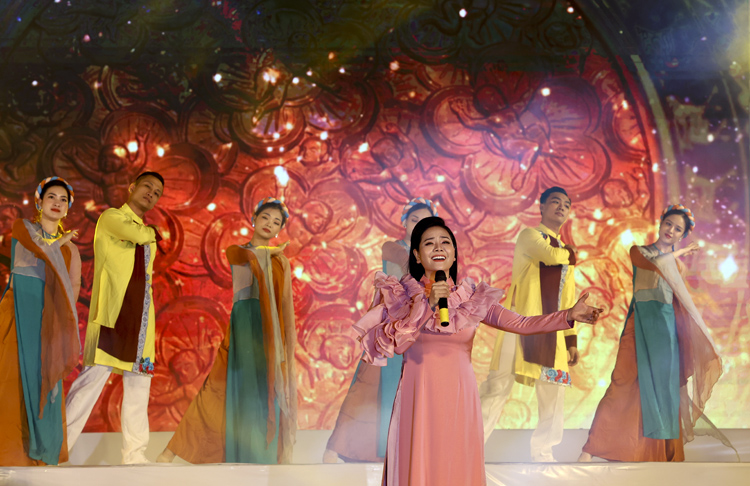 Pháo hoa rực sáng TP Việt Trì tại lễ hội Đền Hùng 2022 - Ảnh 3.