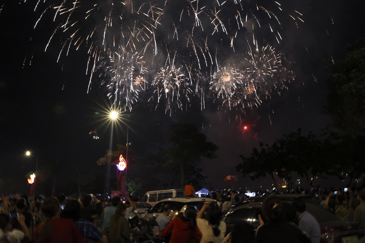 Pháo hoa rực sáng TP Việt Trì tại lễ hội Đền Hùng 2022 - Ảnh 11.
