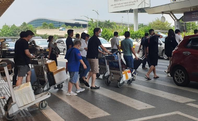 Sân bay Tân Sơn Nhất ngày cuối nghỉ lễ Giỗ Tổ, 4 vạn khách kéo vali đổ bộ - Ảnh 8.
