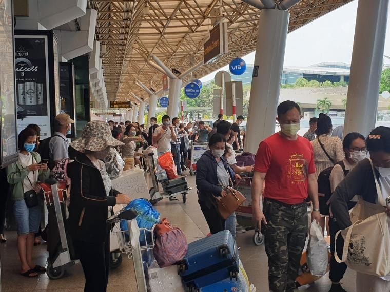 Sân bay Tân Sơn Nhất ngày cuối nghỉ lễ Giỗ Tổ, 4 vạn khách kéo vali đổ bộ - Ảnh 5.