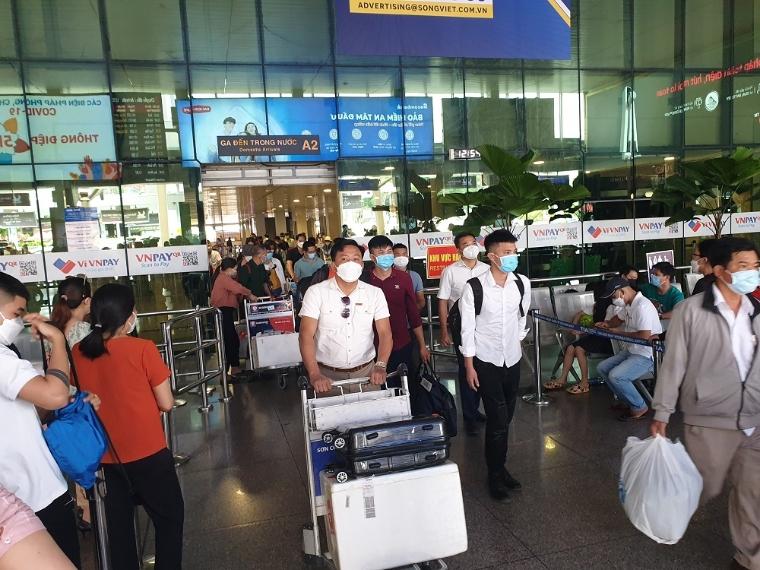 Sân bay Tân Sơn Nhất ngày cuối nghỉ lễ Giỗ Tổ, 4 vạn khách kéo vali đổ bộ - Ảnh 3.