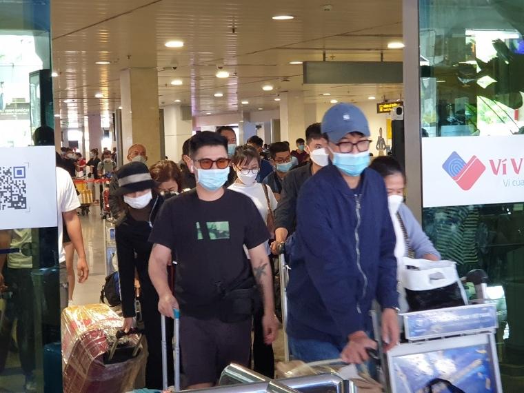 Sân bay Tân Sơn Nhất ngày cuối nghỉ lễ Giỗ Tổ, 4 vạn khách kéo vali đổ bộ - Ảnh 4.