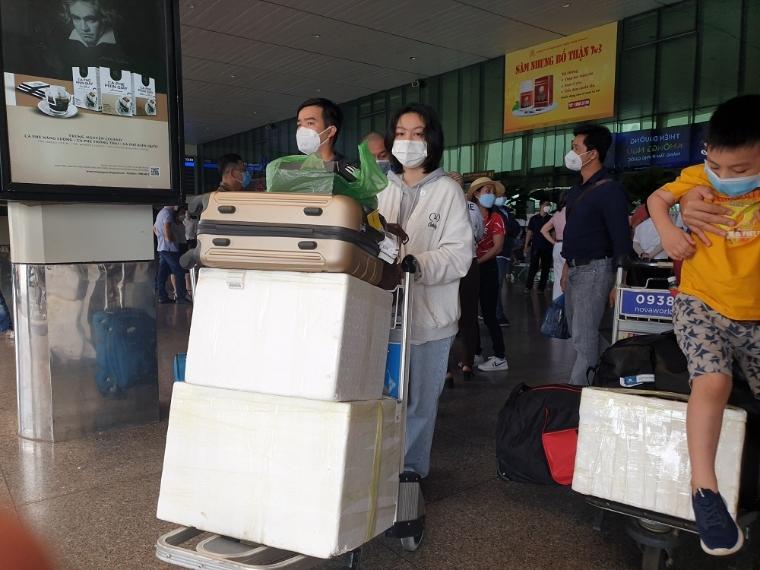 Sân bay Tân Sơn Nhất ngày cuối nghỉ lễ Giỗ Tổ, 4 vạn khách kéo vali đổ bộ - Ảnh 7.