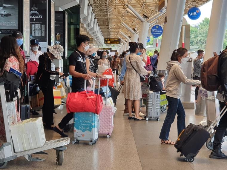 Sân bay Tân Sơn Nhất ngày cuối nghỉ lễ Giỗ Tổ, 4 vạn khách kéo vali đổ bộ - Ảnh 6.