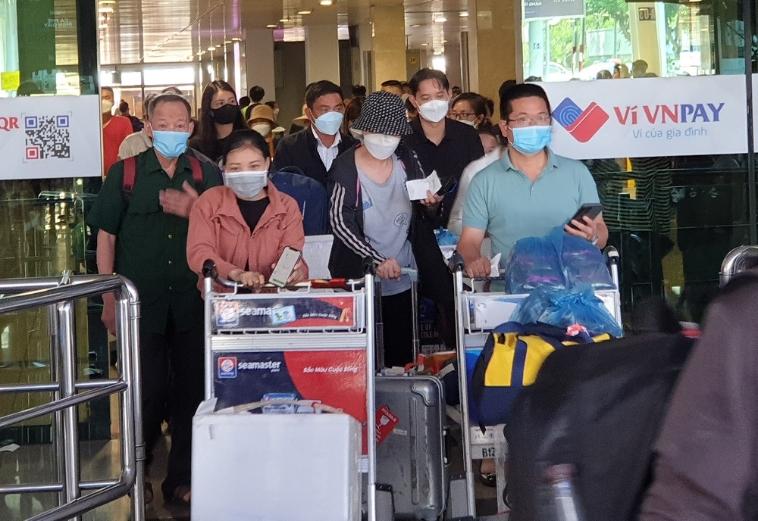 Sân bay Tân Sơn Nhất ngày cuối nghỉ lễ Giỗ Tổ, 4 vạn khách kéo vali đổ bộ - Ảnh 1.