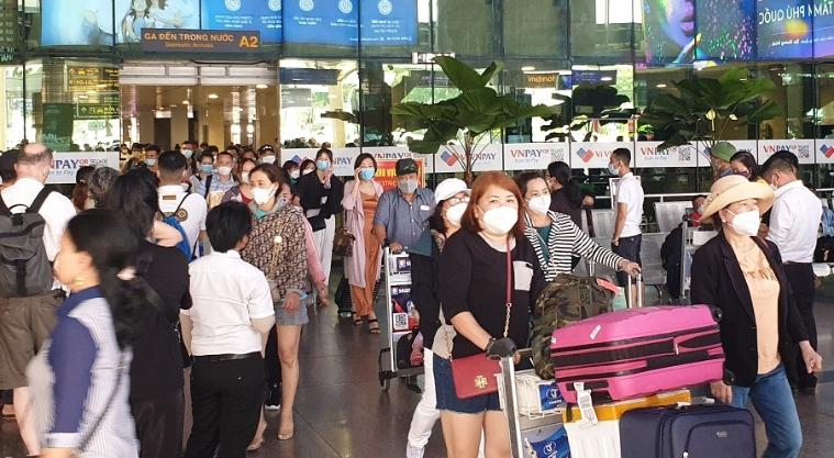 Sân bay Tân Sơn Nhất ngày cuối nghỉ lễ Giỗ Tổ, 4 vạn khách kéo vali đổ bộ - Ảnh 2.