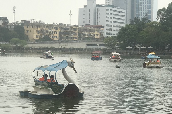 Nghỉ lễ kéo dài, công viên thủ lệ đông nghịt người, sau thời gian dài vắng vẻ - Ảnh 7.