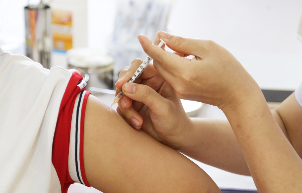 Nóng: Bộ Y tế hướng dẫn tiêm mũi 3 vaccine phòng COVID-19 cho trẻ từ 12-17 tuổi - Ảnh 1.