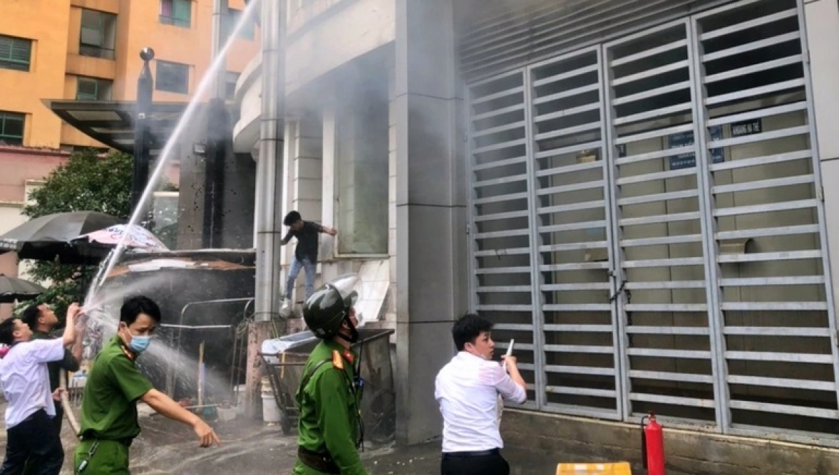 Cháy lớn tại nhà hàng Bay Buffet phố Hoàng Ngân, Hà Nội - Ảnh 2.