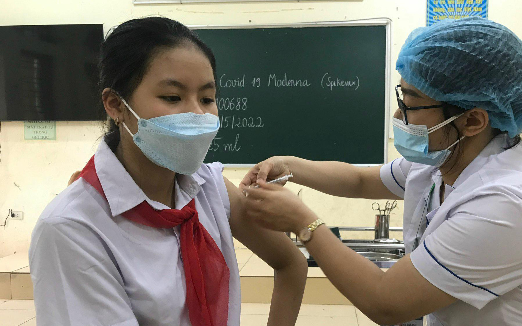 Gần 1.000 trẻ 11 tuổi đầu tiên ở Hà Nội tiêm vaccine COVID-19