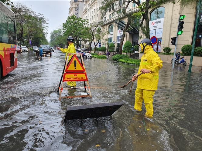 Hà Nội: Mưa lớn gây ngập tại một số khu vực nội đô