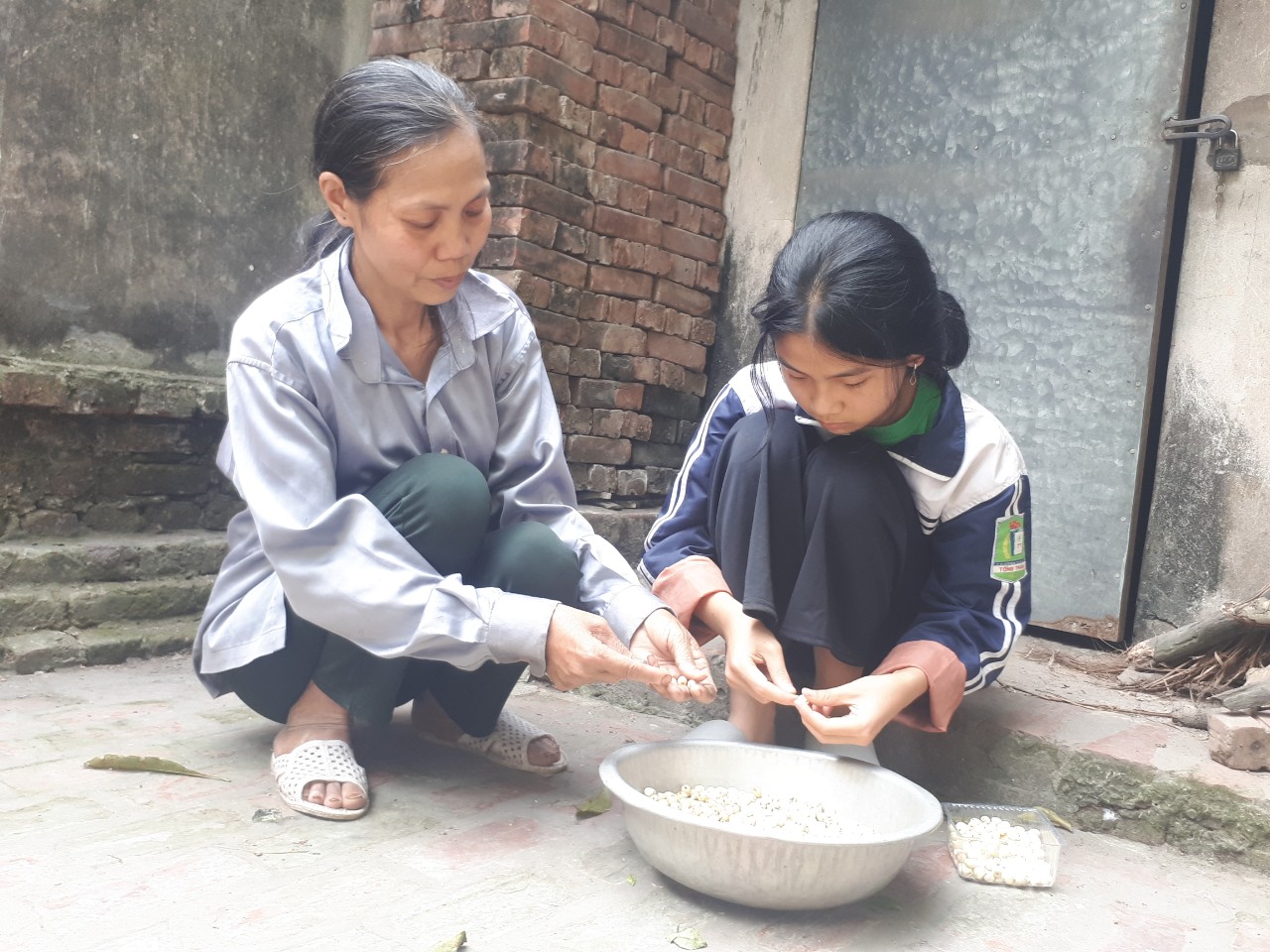 Hoàn cảnh đáng thương của bé gái học giỏi sớm mồ côi bố, mẹ mang bệnh nặng - Ảnh 4.