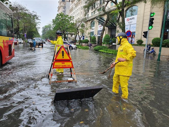 Hà Nội: Mưa lớn gây ngập tại một số khu vực nội đô - Ảnh 2.
