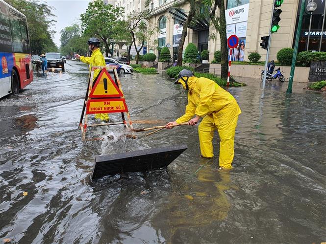 Hà Nội: Mưa lớn gây ngập tại một số khu vực nội đô - Ảnh 1.