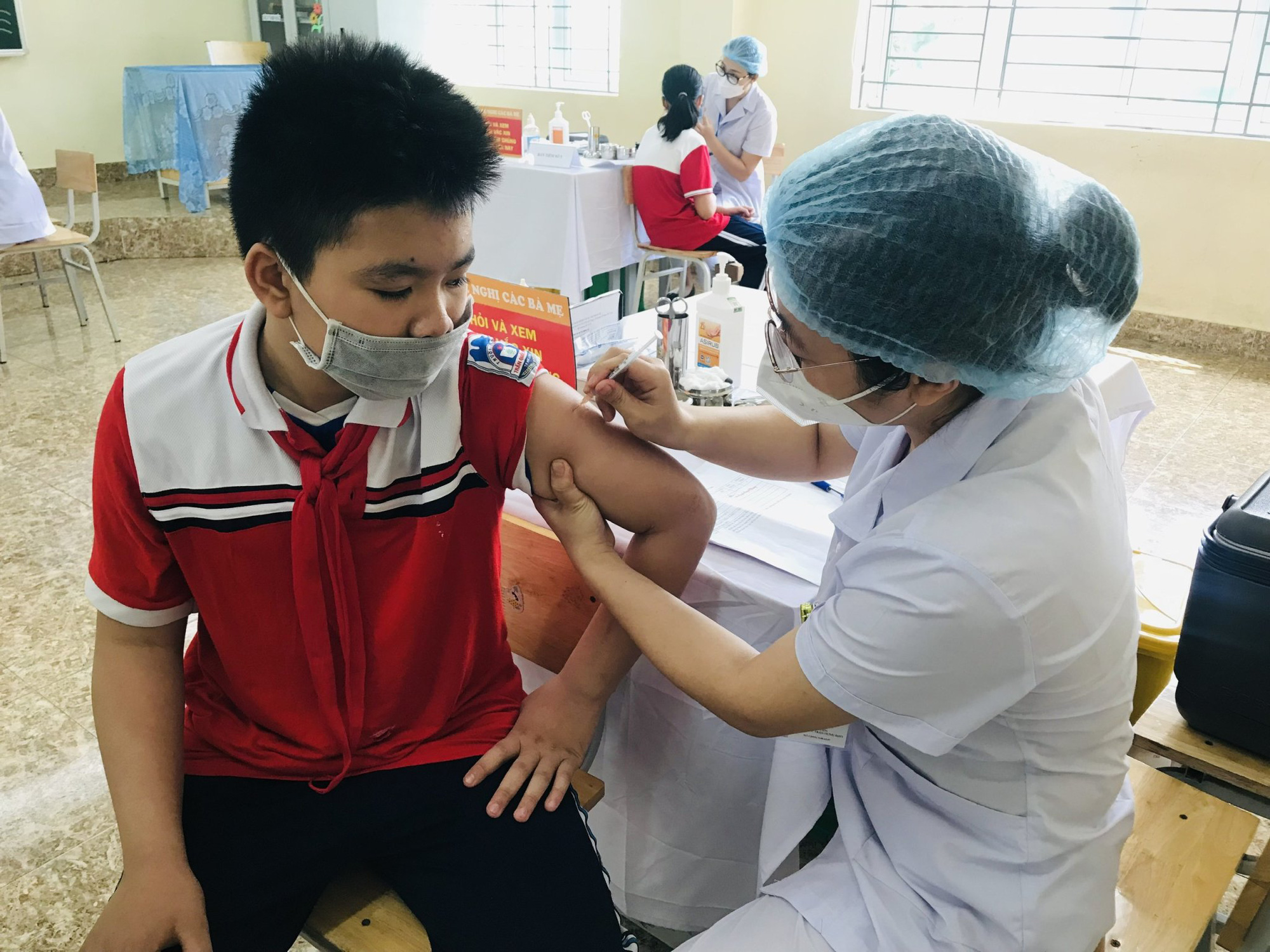 Chiều 2/5: Việt Nam tiếp nhận hơn 241 triệu liều vaccine phòng COVID-19, tiêm gần 215 triệu liều - Ảnh 1.