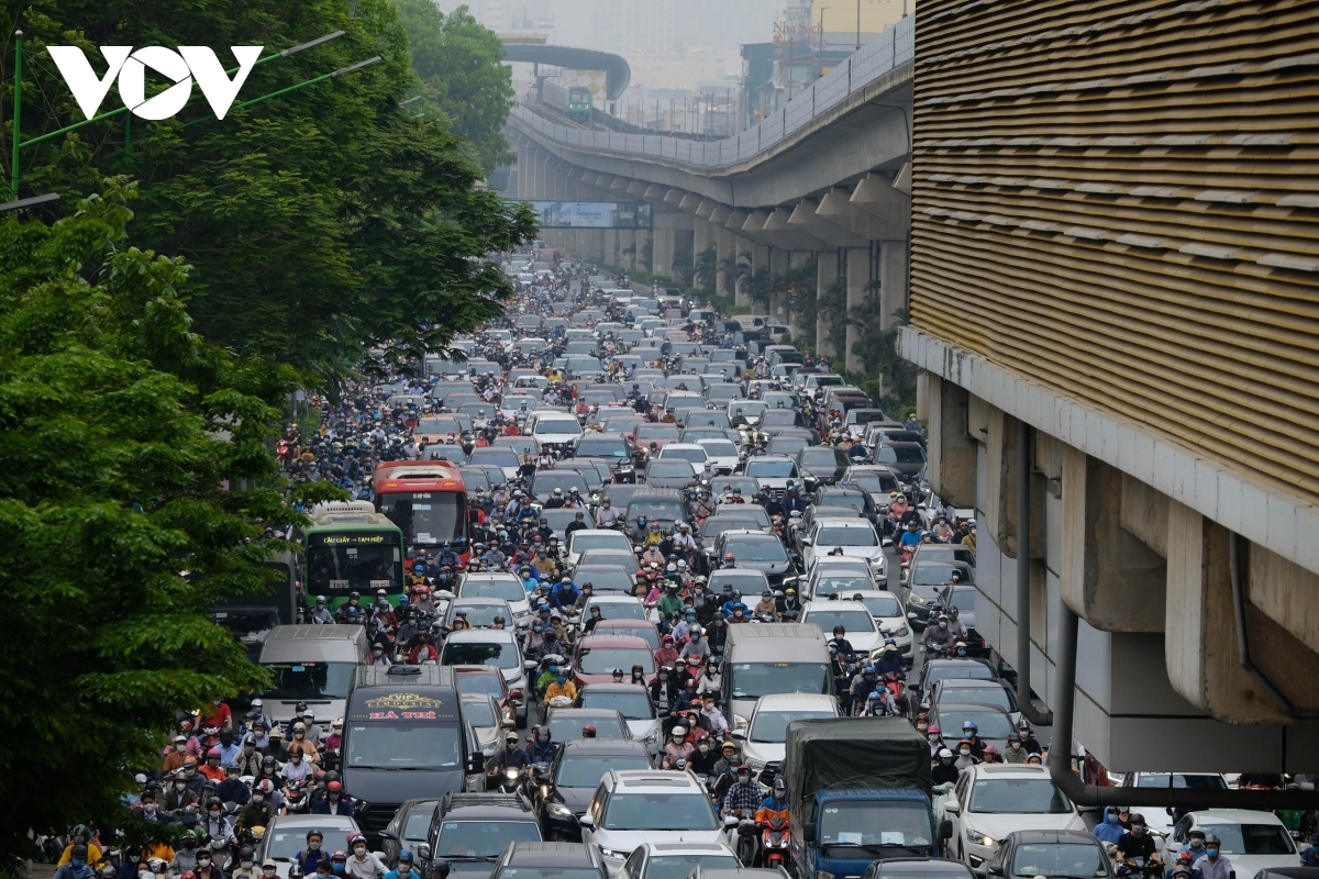 'Đặc sản' tắc đường ở Hà Nội thường xuyên hơn trong thời gian gần đây - Ảnh 1.