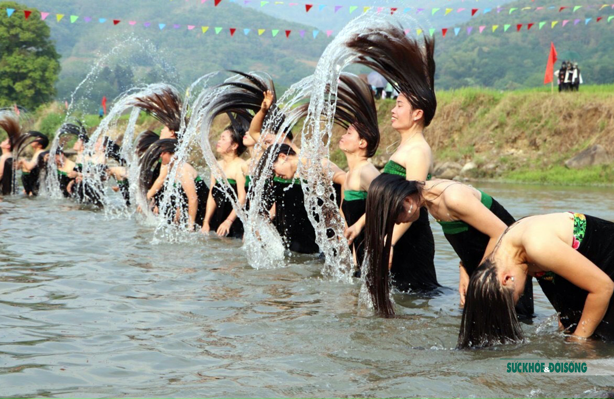 Lễ hội té nước: Hãy thưởng thức hình ảnh của Lễ Hội Té Nước để chiêm ngưỡng khung cảnh truyền thống và sắc màu náo nhiệt của ngày hội này. Chắc chắn bạn sẽ cảm thấy hào hùng và đầy giản dị với nét đẹp của nền văn hóa Việt Nam.