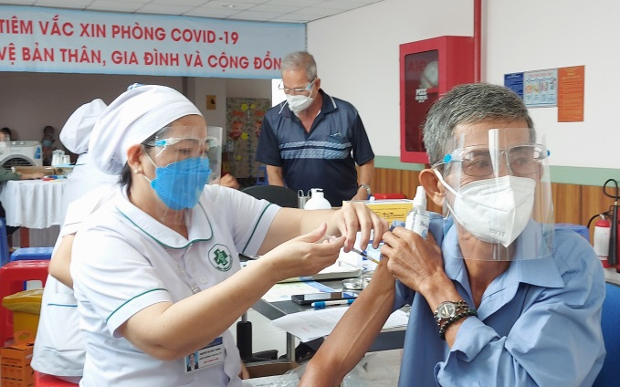 Chiều 2/4: Đã khỏi COVID-19 vẫn có khả năng tái nhiễm, cần tiếp tục hoàn thành tiêm vaccine mũi 3