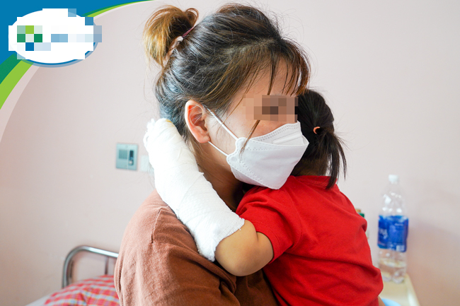 Hà Nội: Bé gái gần 3 tuổi bị ngừng tim, hoại tử bàn tay vì sạc pin điện thoại - Ảnh 1. Hà Nội: Bé gái gần 3 tuổi bị ngừng tim, hoại tử bàn tay vì sạc pin điện thoại - Ảnh 1.