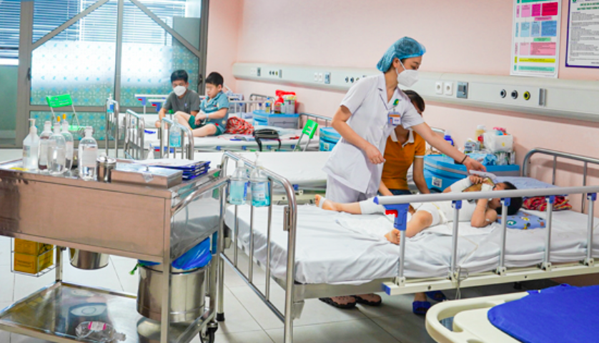 Hà Nội: Bé gái gần 3 tuổi bị ngừng tim, hoại tử bàn tay vì sạc pin điện thoại - Ảnh 2. Hà Nội: Bé gái gần 3 tuổi bị ngừng tim, hoại tử bàn tay vì sạc pin điện thoại - Ảnh 2.