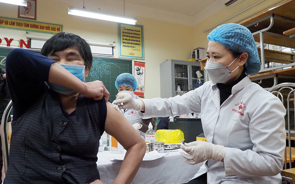 Bộ Y tế 'nhắc' các địa phương quyết liệt tăng cường tiêm vaccine phòng COVID-19 mũi 3 cho người trên 18 tuổi