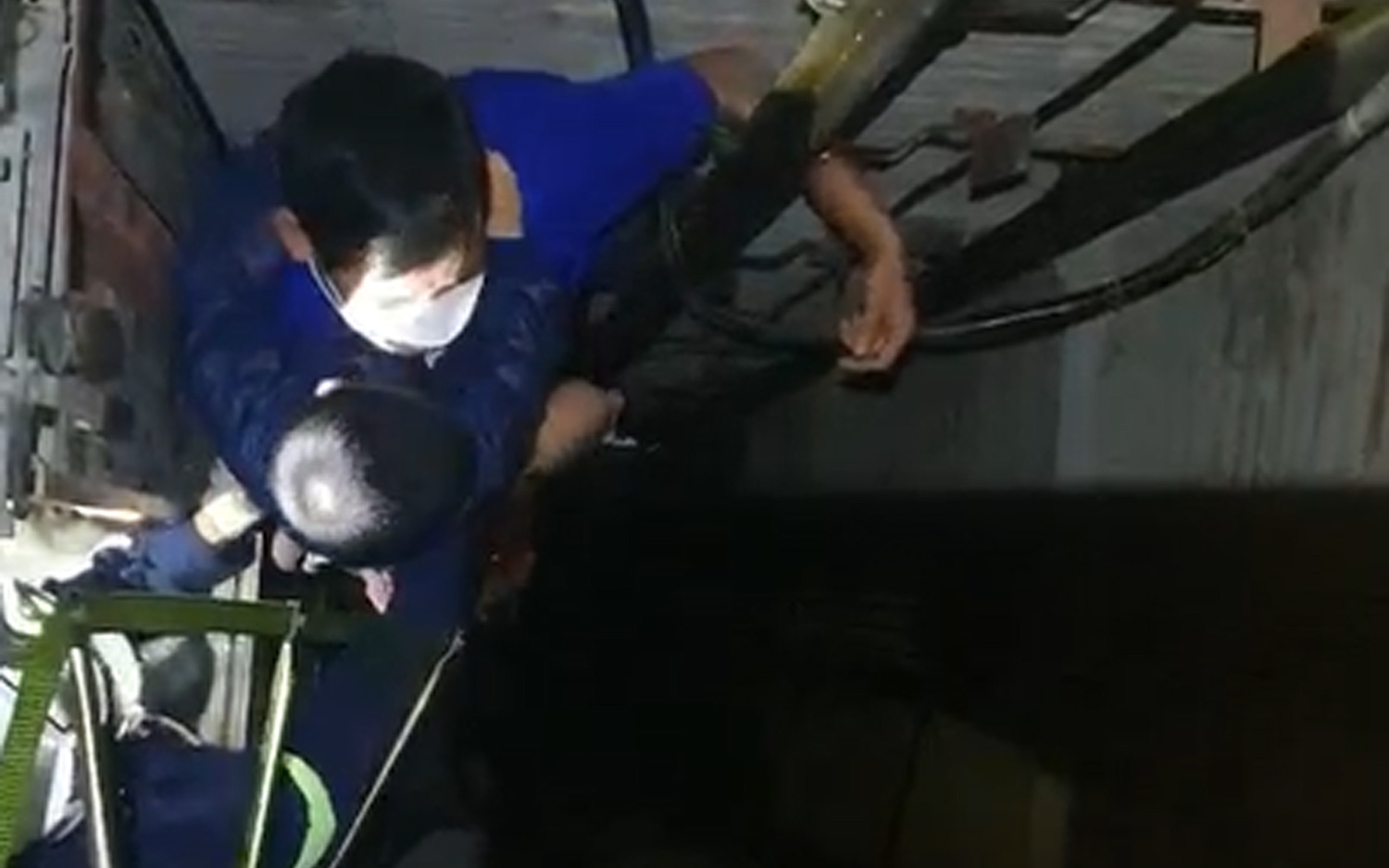'Nghẹt thở' giải cứu bé trai và người đàn ông bị rơi xuống hố thang máy