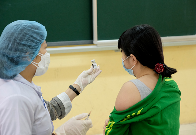 Chiều 29/4: Việt Nam đã tiêm hơn 214,5 liều vaccine phòng COVID-19 - Ảnh 1.