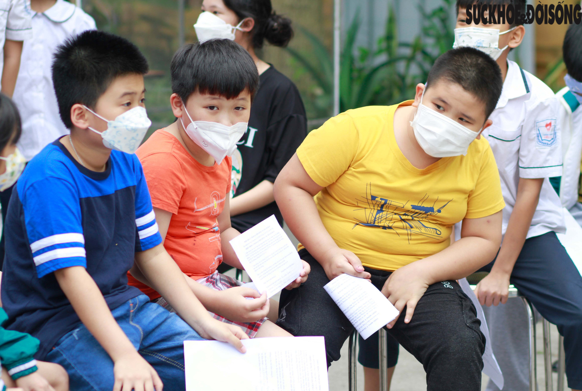 Hà Nội: Học sinh cấp 1 vui mừng khi được cha mẹ đưa đi tiêm vaccine phòng COVID-19 - Ảnh 5.