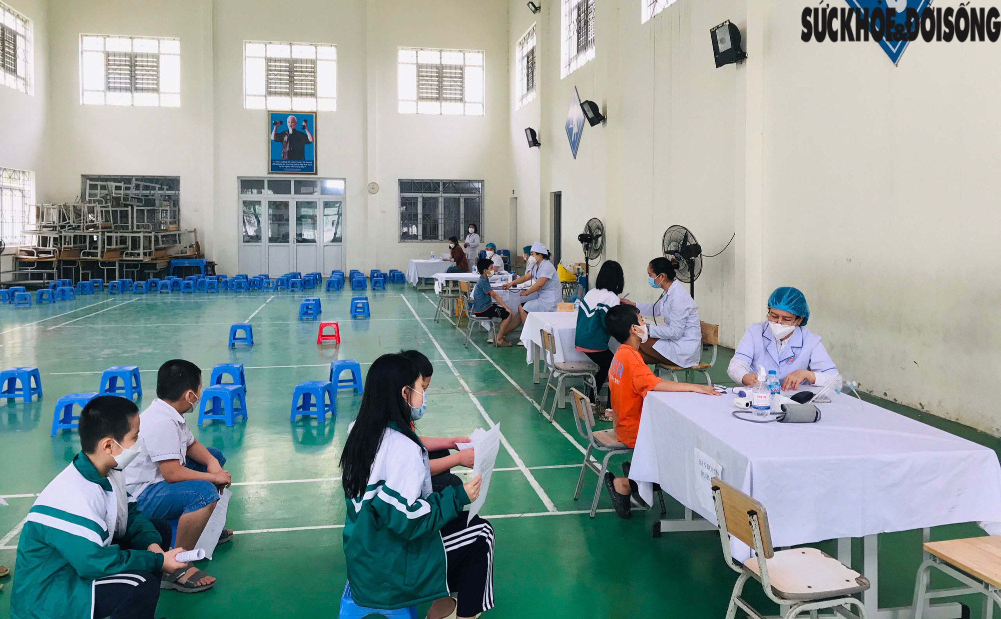 Hà Nội: Học sinh cấp 1 vui mừng khi được cha mẹ đưa đi tiêm vaccine phòng COVID-19 - Ảnh 11.