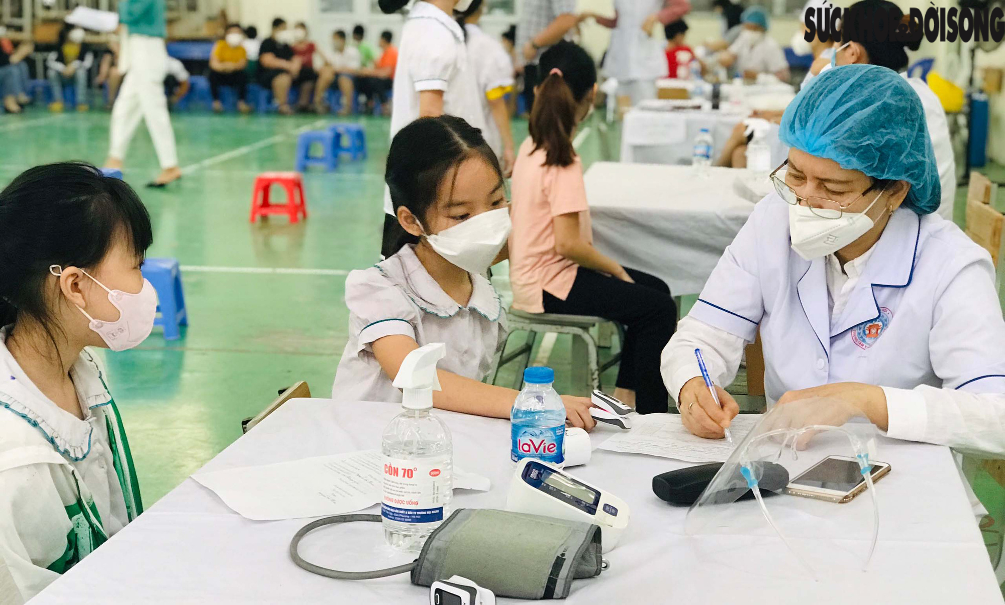 Hà Nội: Học sinh cấp 1 vui mừng khi được cha mẹ đưa đi tiêm vaccine phòng COVID-19 - Ảnh 12.