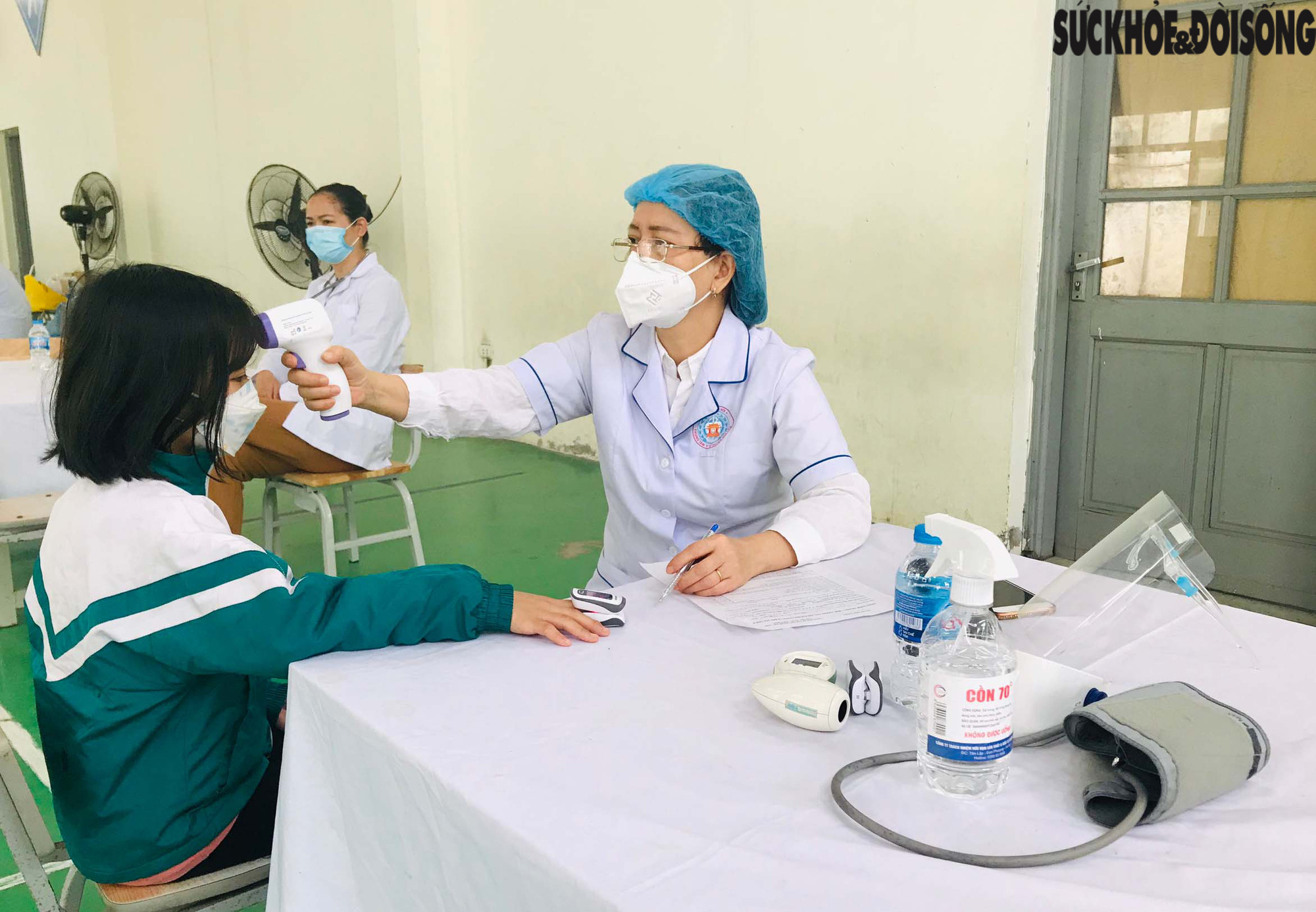 Hà Nội: Học sinh cấp 1 vui mừng khi được cha mẹ đưa đi tiêm vaccine phòng COVID-19 - Ảnh 13.