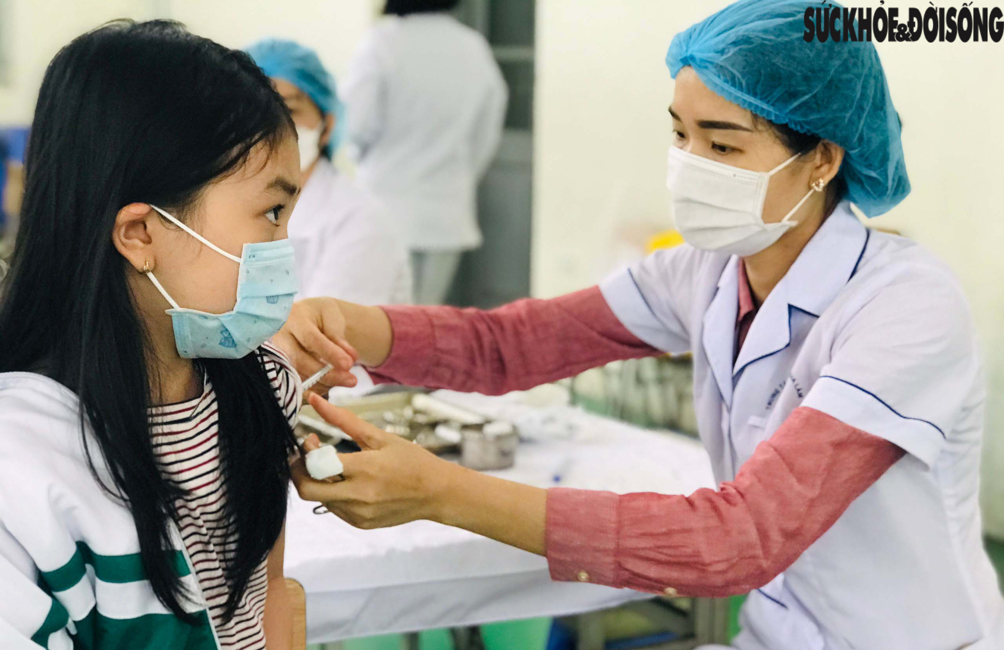 Hà Nội: Học sinh cấp 1 vui mừng khi được cha mẹ đưa đi tiêm vaccine phòng COVID-19 - Ảnh 14.