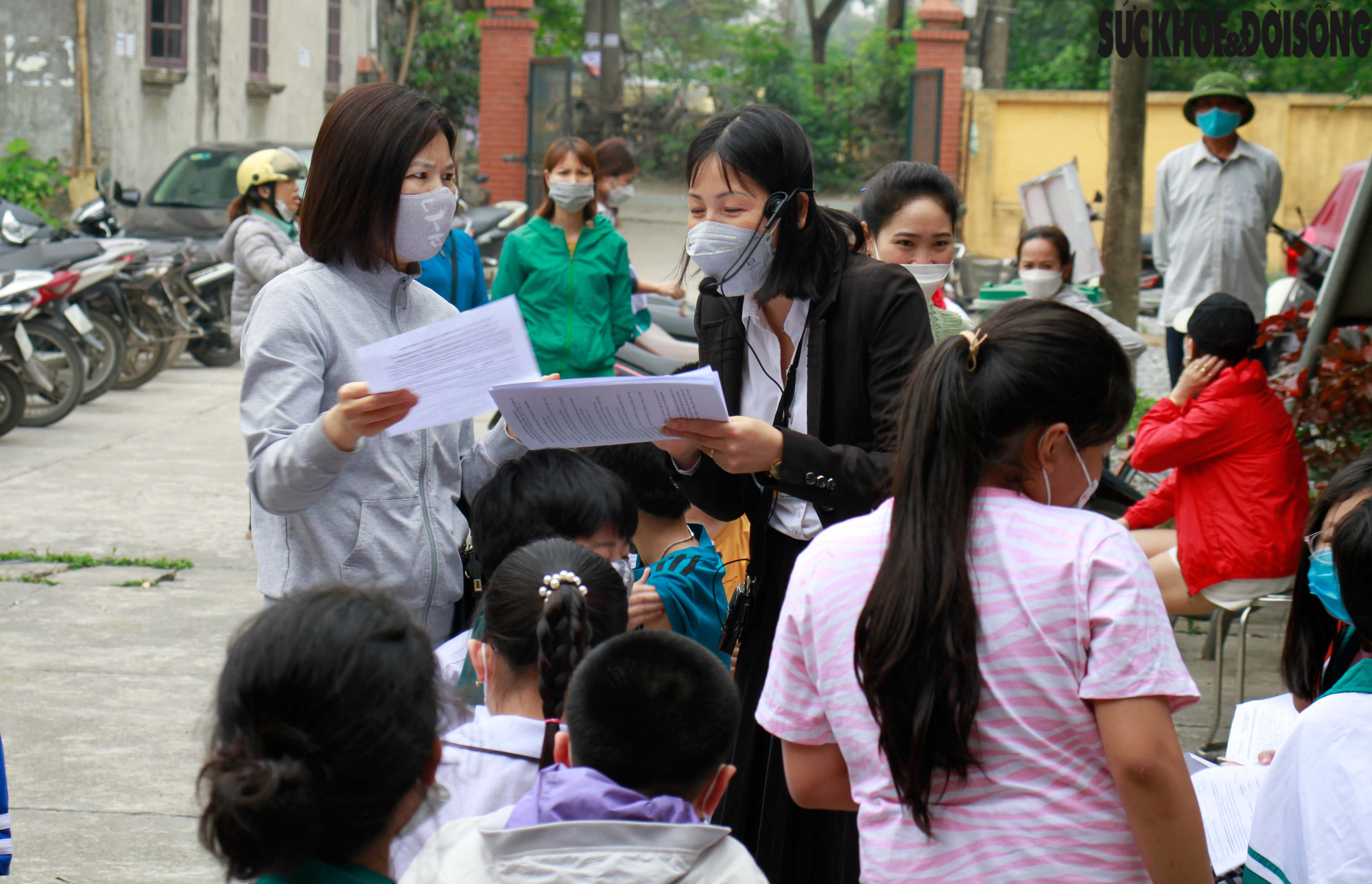 Hà Nội: Học sinh cấp 1 vui mừng khi được cha mẹ đưa đi tiêm vaccine phòng COVID-19 - Ảnh 4.