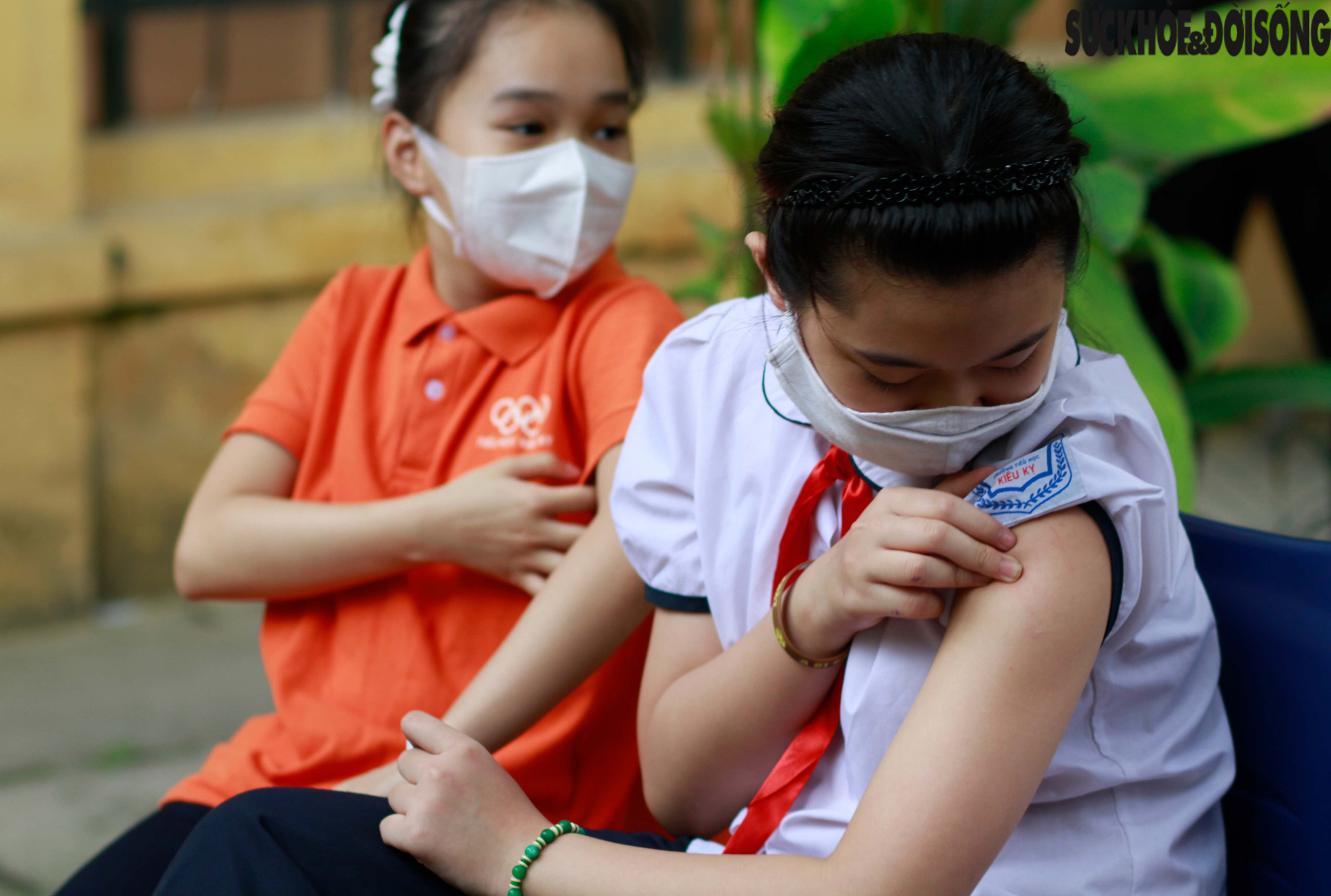 Hà Nội: Học sinh cấp 1 vui mừng khi được cha mẹ đưa đi tiêm vaccine phòng COVID-19 - Ảnh 9.