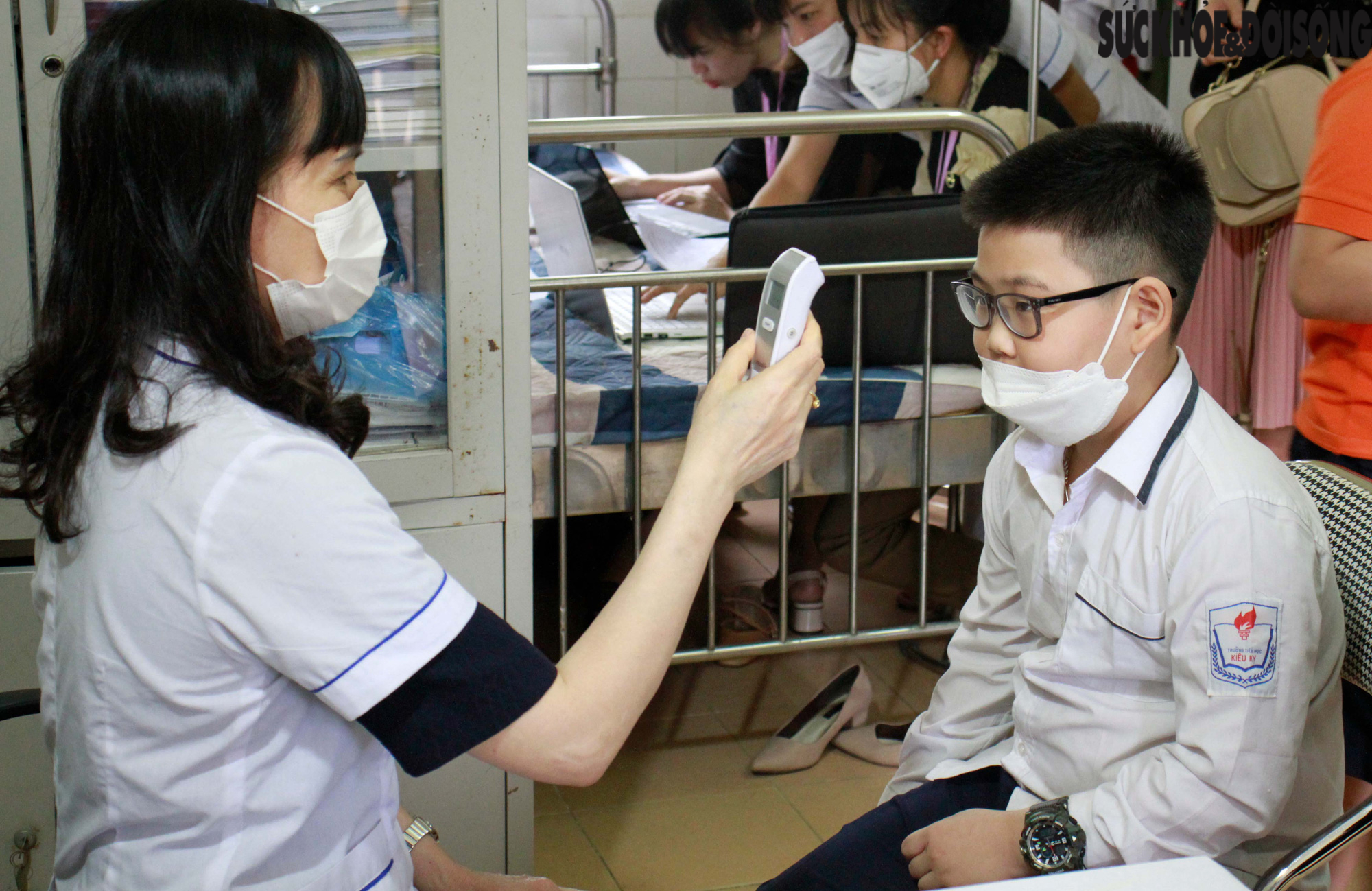 Hà Nội: Học sinh cấp 1 vui mừng khi được cha mẹ đưa đi tiêm vaccine phòng COVID-19 - Ảnh 6.