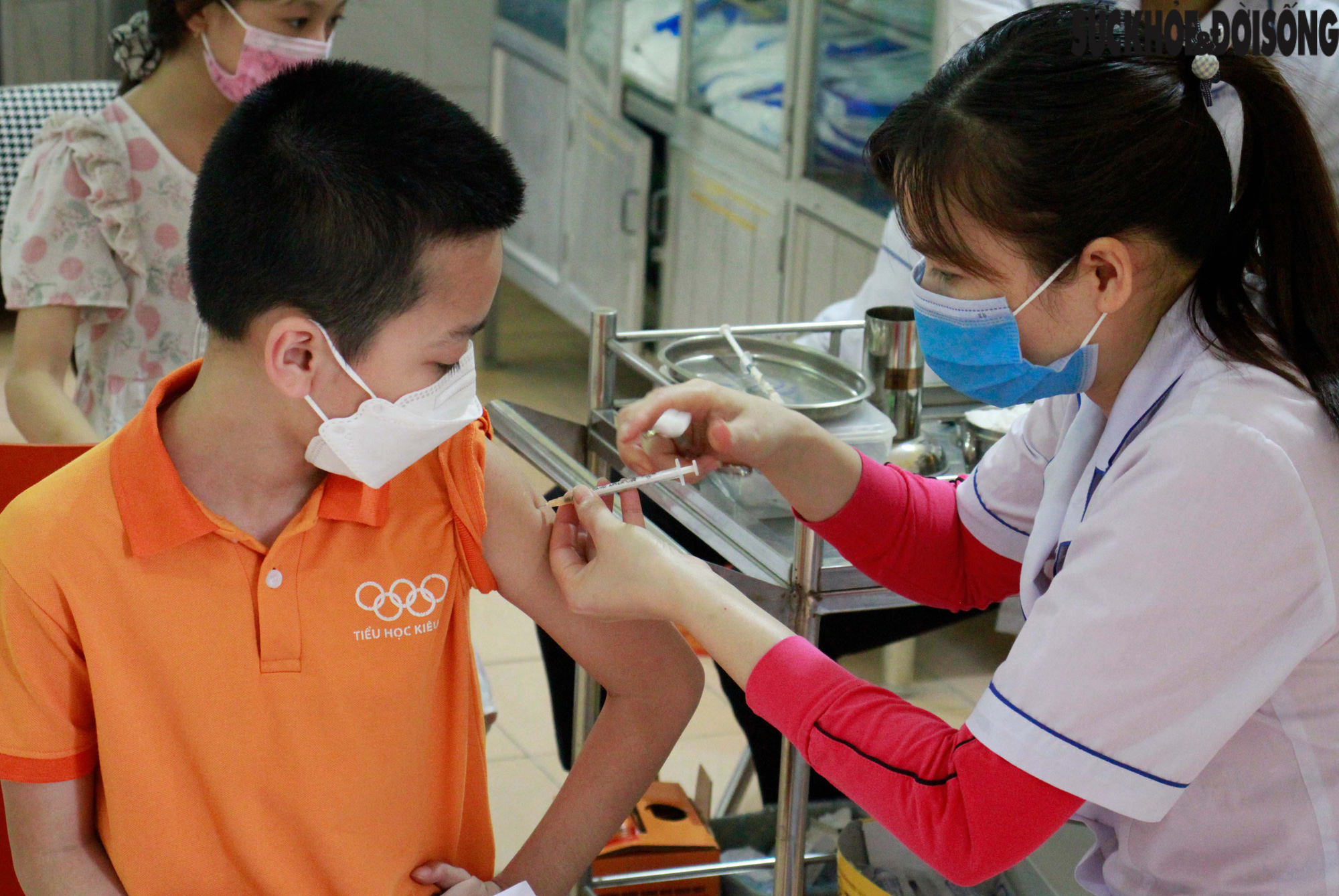 Hà Nội: Học sinh cấp 1 vui mừng khi được cha mẹ đưa đi tiêm vaccine phòng COVID-19 - Ảnh 8.