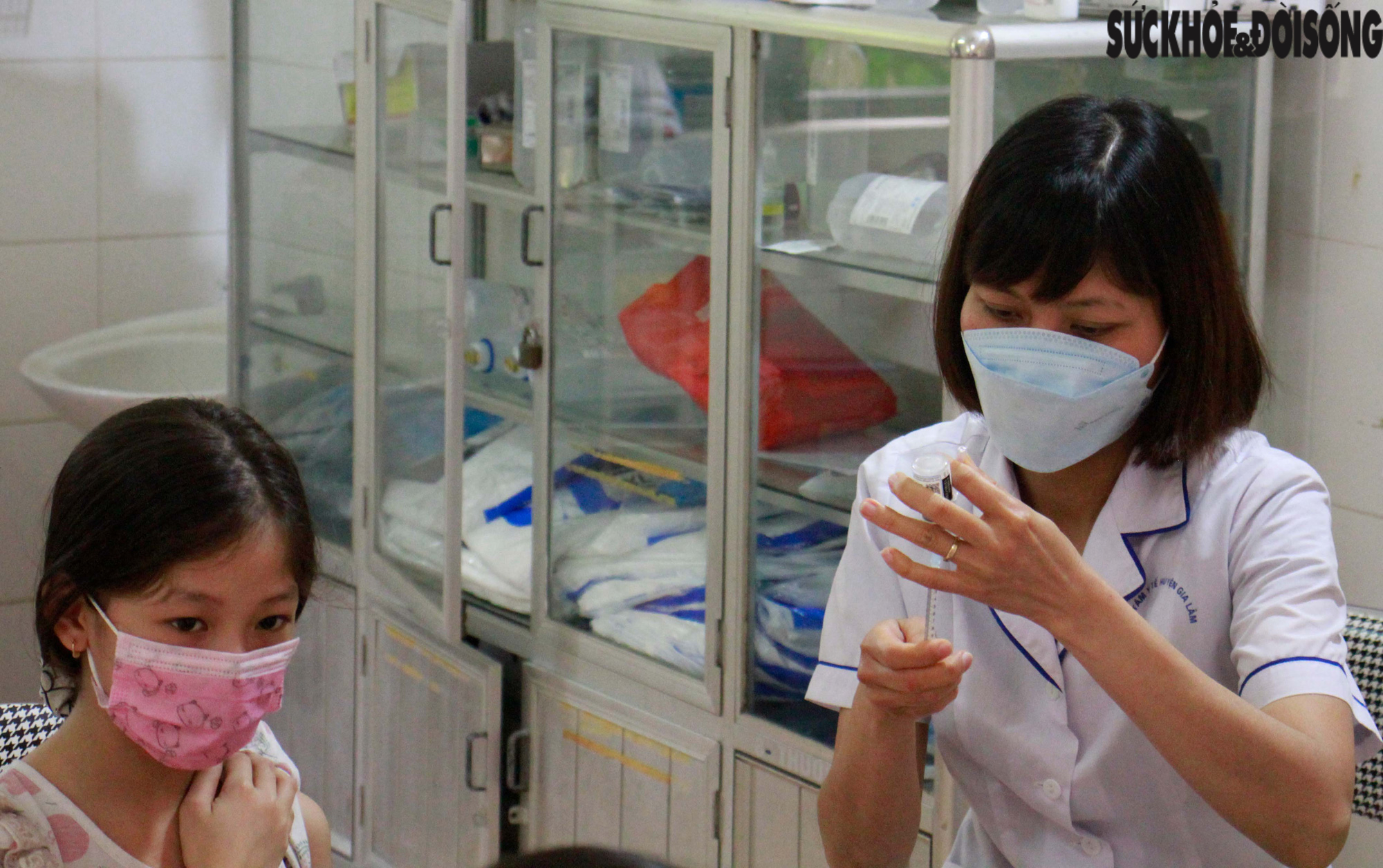 Hà Nội: Học sinh cấp 1 vui mừng khi được cha mẹ đưa đi tiêm vaccine phòng COVID-19 - Ảnh 7.