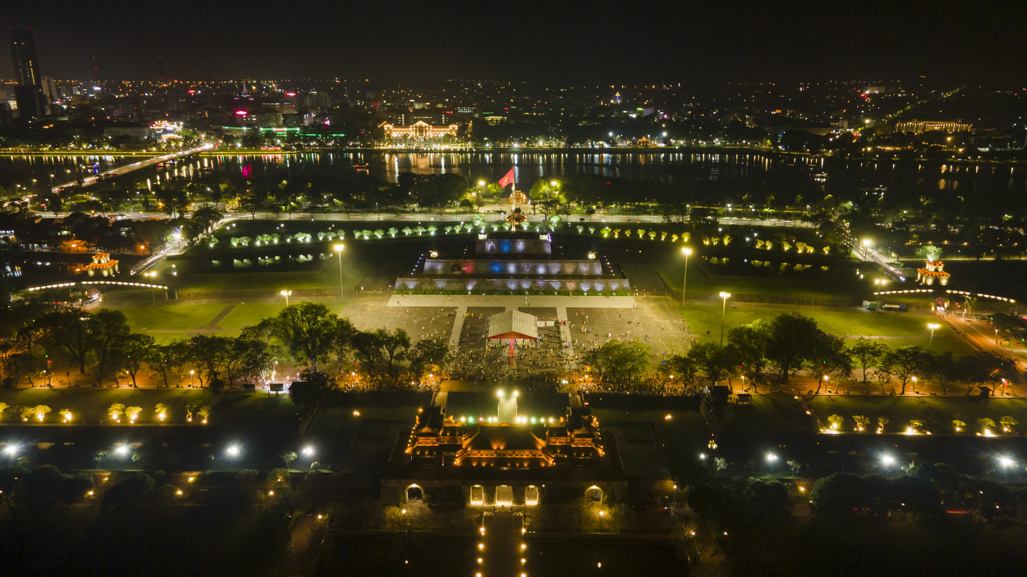 Hào  hứng check-in  ở  phố  đi  bộ  trong  lòng Hoàng thành Huế trong ngày đầu mở cửa - Ảnh 1.