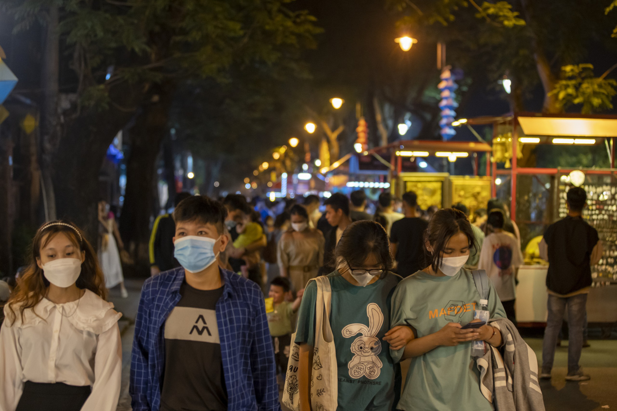 Hào  hứng check-in  ở  phố  đi  bộ  trong  lòng Hoàng thành Huế trong ngày đầu mở cửa - Ảnh 3.