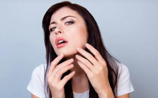 5 thói quen giúp giảm da chảy xệ ở tuổi 50 - Ảnh 2.
