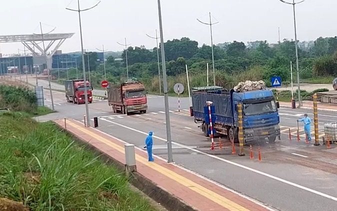 Quảng Ninh: Ngày đầu mở lại cửa khẩu qua Trung Quốc, cả trăm xe tồn đọng thông hàng