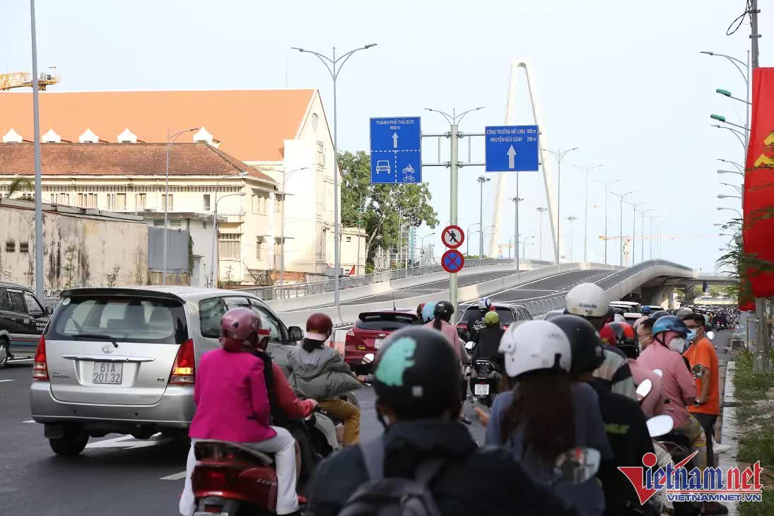 Thông xe cây cầu nghìn tỷ bắc qua sông Sài Gòn, người dân háo hức 'check in' - Ảnh 3.