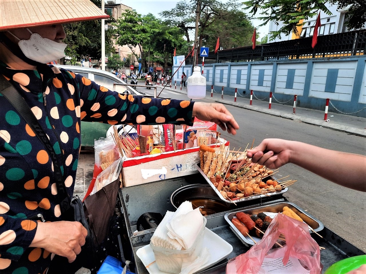 Đồ ăn vặt - Chỉ nhìn vào hình ảnh này bạn đã phải thèm muốn, đúng không? Hãy thưởng thức các món ăn đường phố tuyệt vời của Việt Nam bao gồm bánh mì, phở cuốn, xôi, bánh tráng trộn và nhiều món khác, tất cả đều ở đây. Hãy chiêm ngưỡng và cảm nhận hương vị của đồ ăn vặt qua bức ảnh này.