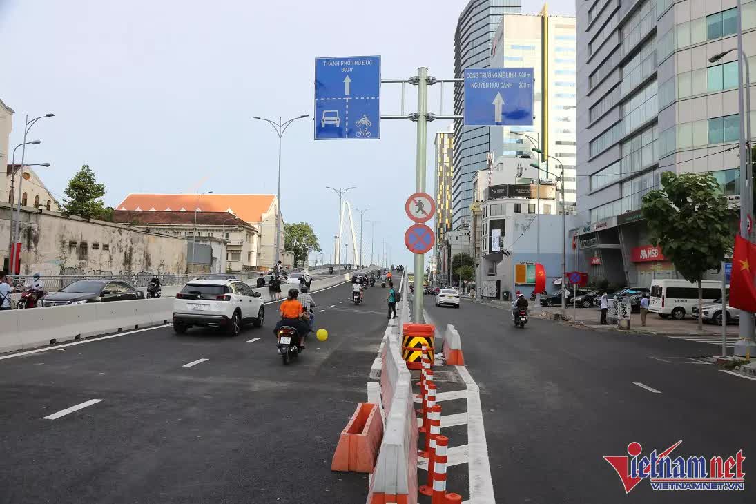 Thông xe cây cầu nghìn tỷ bắc qua sông Sài Gòn, người dân háo hức 'check in' - Ảnh 10.