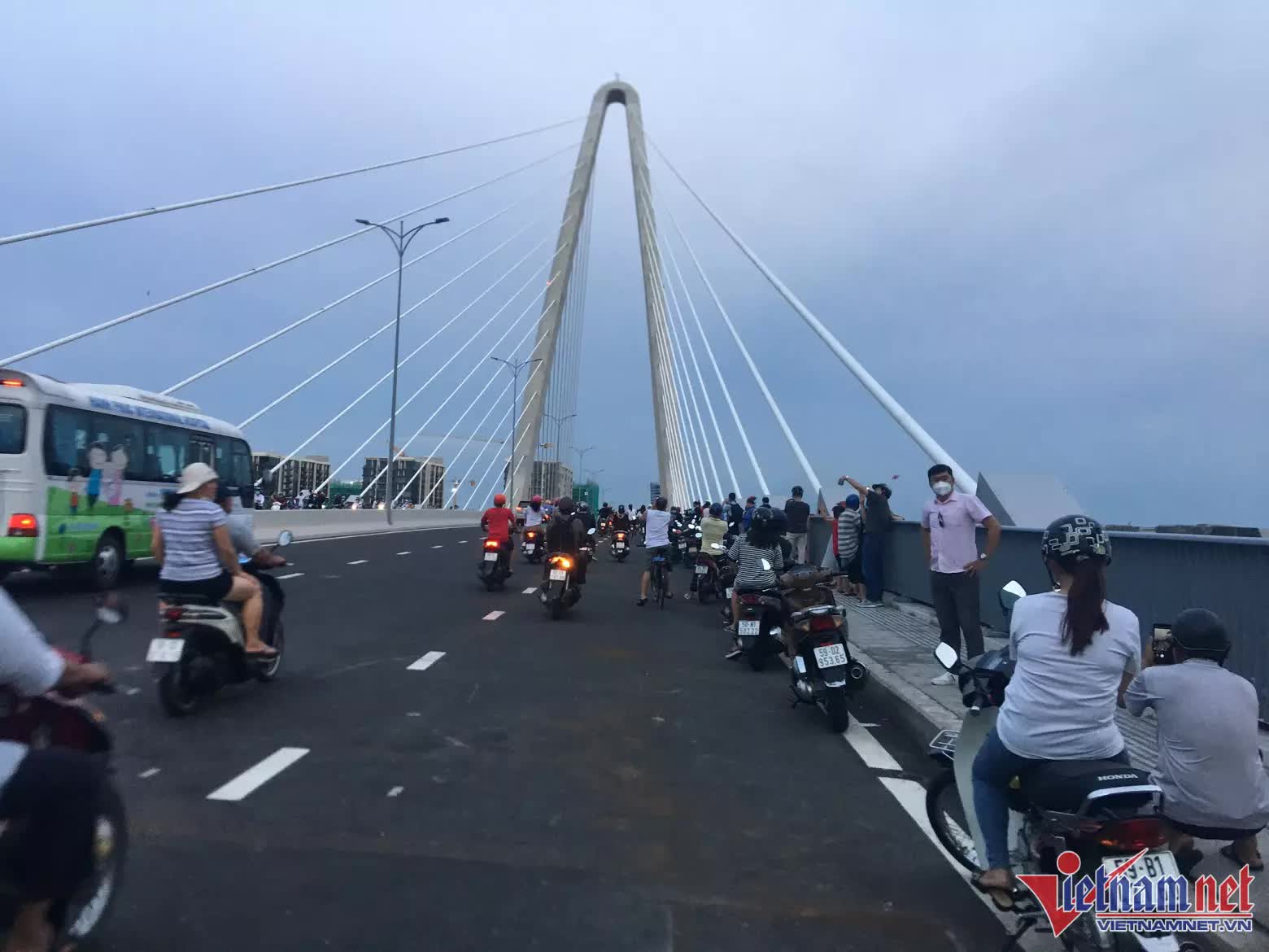 Thông xe cây cầu nghìn tỷ bắc qua sông Sài Gòn, người dân háo hức 'check in' - Ảnh 14.