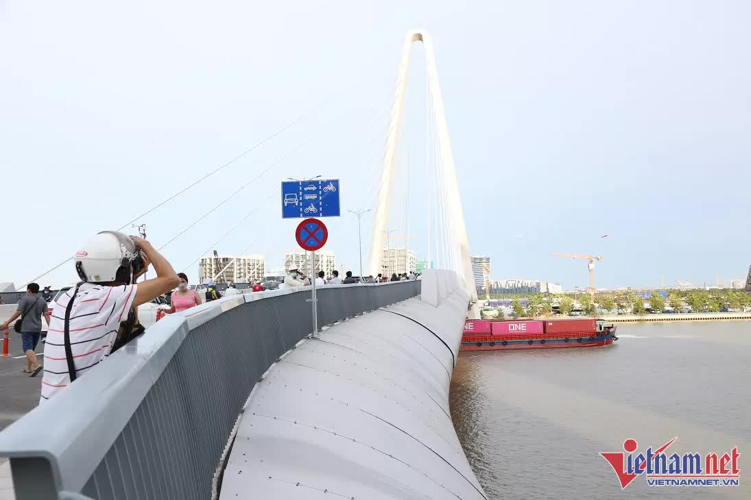 Thông xe cây cầu nghìn tỷ bắc qua sông Sài Gòn, người dân háo hức 'check in' - Ảnh 11.