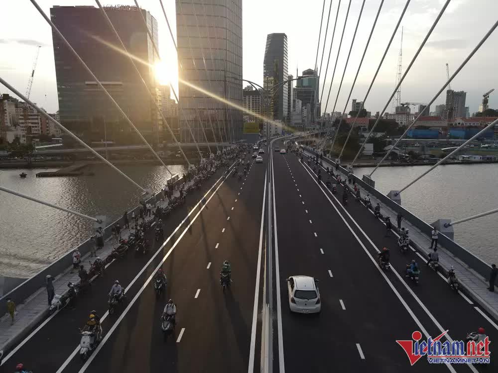 Thông xe cây cầu nghìn tỷ bắc qua sông Sài Gòn, người dân háo hức 'check in' - Ảnh 13.
