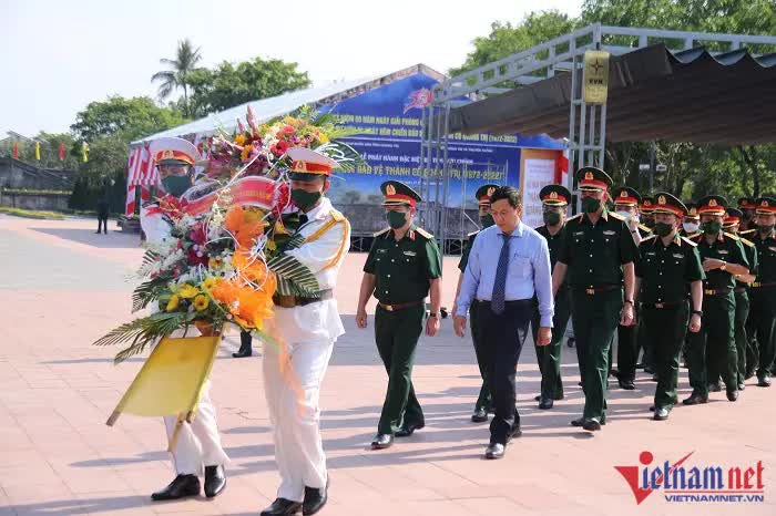 Phút xúc động của Thứ trưởng Bộ Quốc phòng tri ân những người lính Thành cổ Quảng Trị - Ảnh 3.