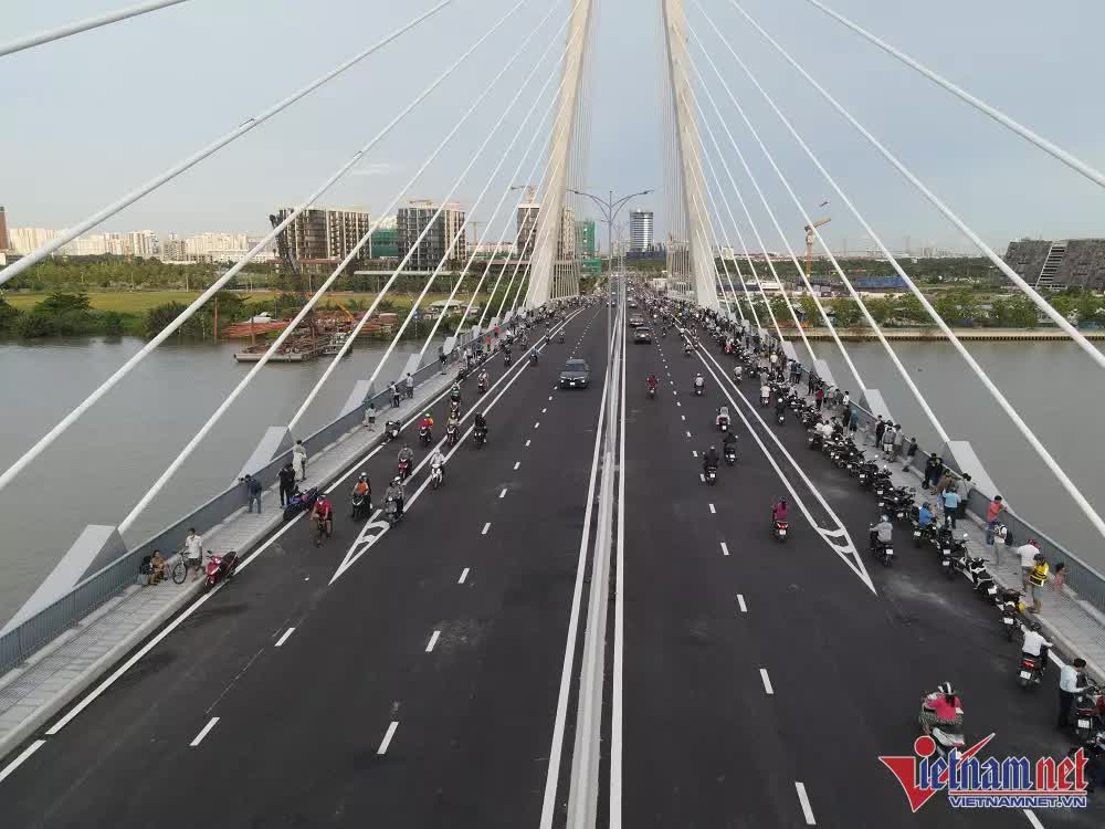 Thông xe cây cầu nghìn tỷ bắc qua sông Sài Gòn, người dân háo hức 'check in' - Ảnh 12.