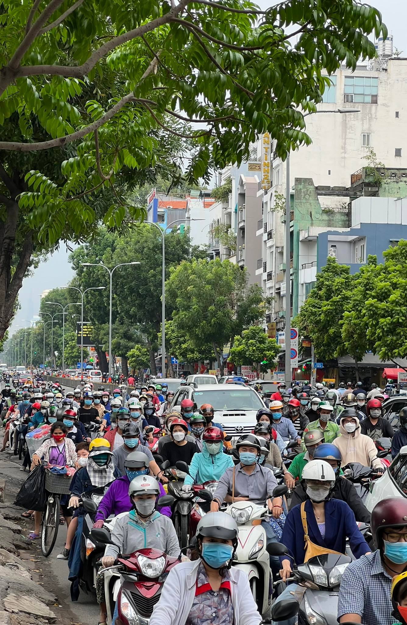Người dân Hà Nội và Sài Gòn ùn  ùn về quê nghỉ lễ 30/4 - 1/5, mọi ngả đường ùn tắc kéo dài - Ảnh 26.